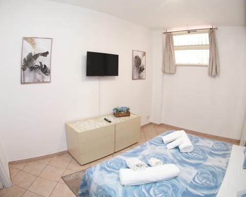 Bed, TV and multimedia, Photo of the whole room, Bedroom, towels