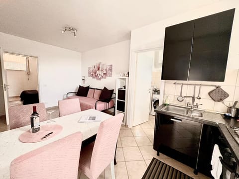 TV and multimedia, Kitchen or kitchenette, Living room, Photo of the whole room, Seating area, Dining area, oven, pet friendly, stove