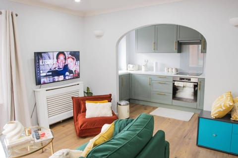 TV and multimedia, Kitchen or kitchenette, Living room, oven, stove