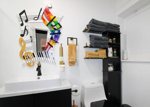 Rock N Roll, Mins to CP & SF, King, Pet OK Apartment in Sandusky