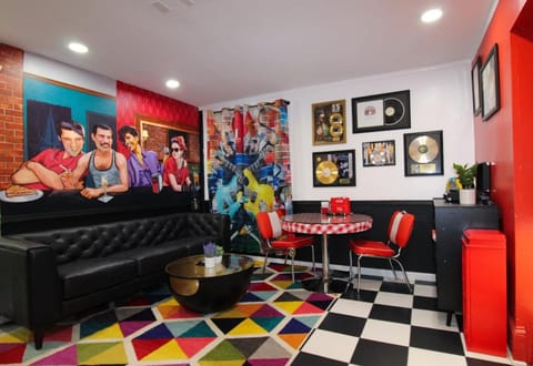 Rock N Roll, Mins to CP & SF, King, Pet OK Apartment in Sandusky