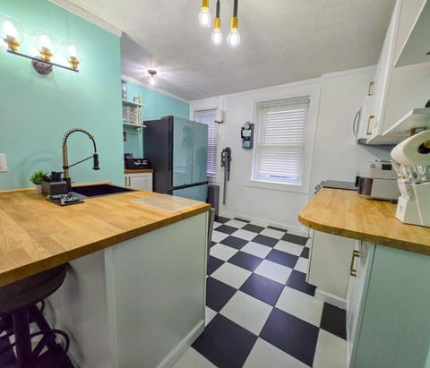 Rock N Roll, Mins to CP & SF, King, Pet OK Apartment in Sandusky