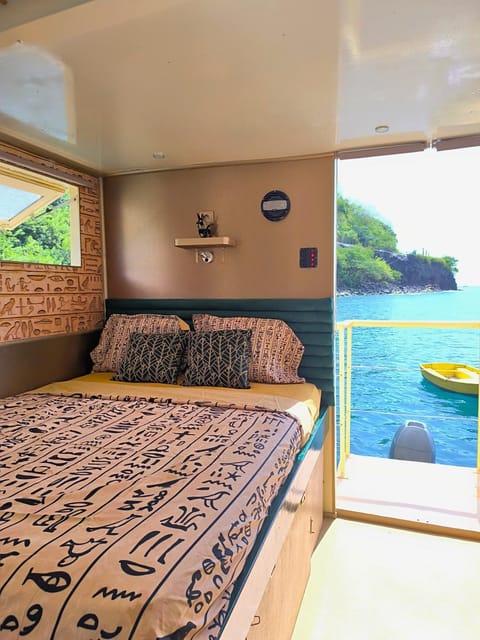 Bed, Natural landscape, Photo of the whole room, Bedroom, Sea view