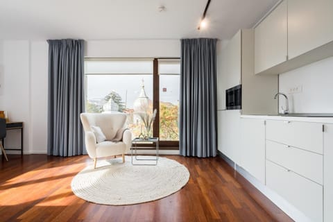 TV and multimedia, Kitchen or kitchenette, Living room, Seating area, wardrobe