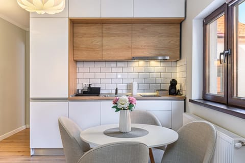 Coffee/tea facilities, Kitchen or kitchenette, Living room, Seating area, Dining area, stove