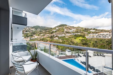 Natural landscape, View (from property/room), Balcony/Terrace, City view, Mountain view, Swimming pool