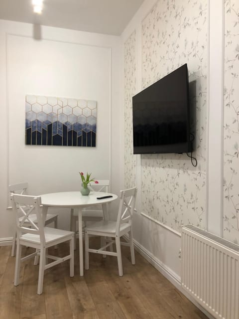 TV and multimedia, Living room, Seating area, Dining area