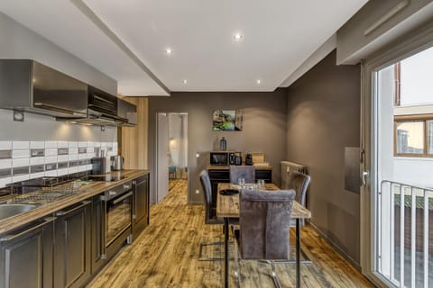 Kitchen or kitchenette, Dining area, stove