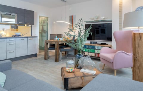 TV and multimedia, Kitchen or kitchenette, Living room, Seating area, Dining area, stove