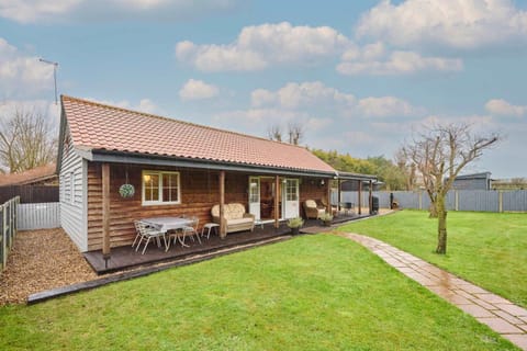 Property building, Garden, Dining area