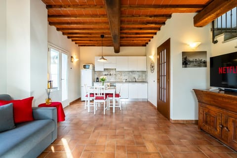 Kitchen or kitchenette, Living room, Seating area, Dining area, oven, pet friendly, stove