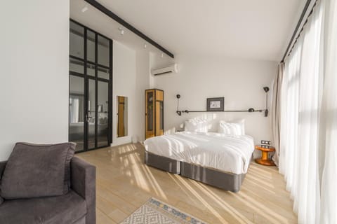 Day, Photo of the whole room