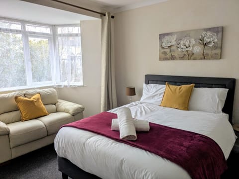 Bed, Bedroom, towels