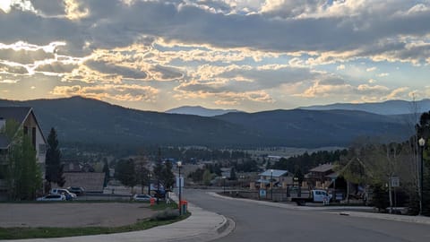 Nearby landmark, Neighbourhood, Natural landscape, Mountain view, Sunrise, Sunset, Parking