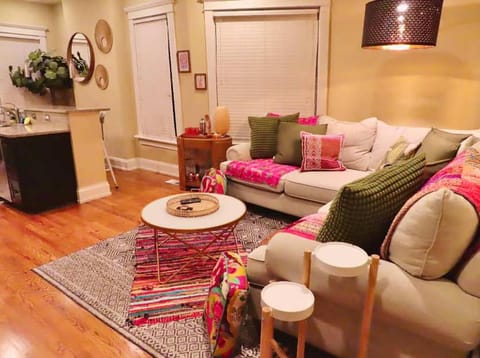 The Nook on Neil Walkable 3BR Apartment in Ohio