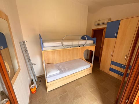Bedroom, bunk bed
