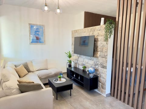 TV and multimedia, Kitchen or kitchenette, Living room, Seating area, Evening entertainment