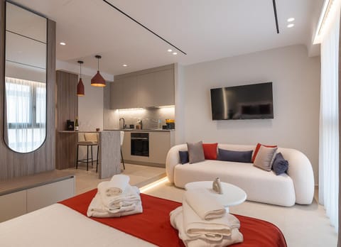 Bed, TV and multimedia, Living room, Photo of the whole room, Seating area, Bedroom, towels