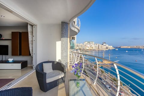 Seaview Luxury 3Br Apartment in Sliema Apartment in Sliema