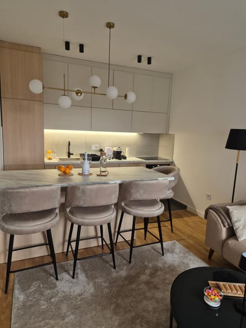 Kitchen or kitchenette, Dining area, minibar, stove