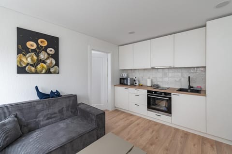 Coffee/tea facilities, Kitchen or kitchenette, Living room, Seating area, oven, pet friendly, stove