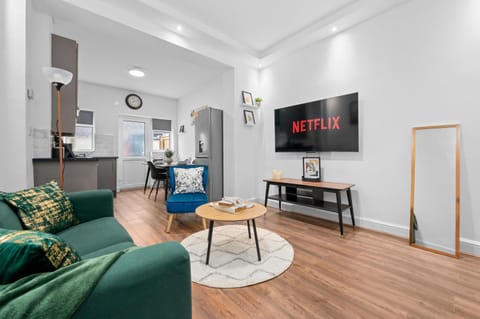 Communal lounge/ TV room, TV and multimedia, Kitchen or kitchenette, Living room, Seating area, Evening entertainment