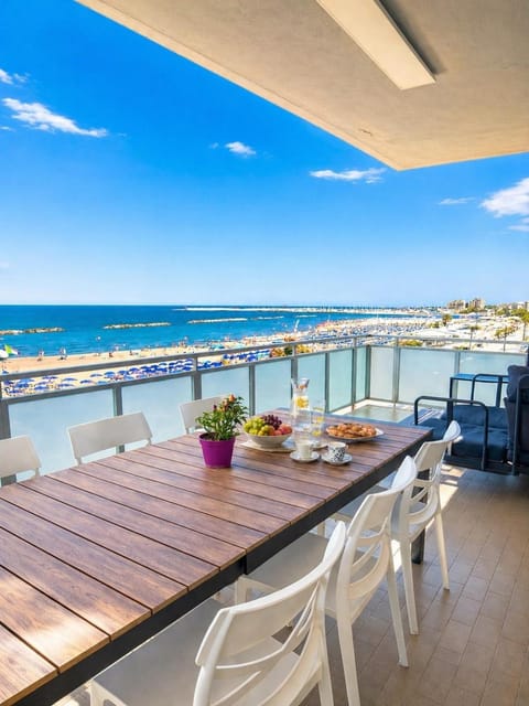 Patio, Restaurant/places to eat, Day, Natural landscape, View (from property/room), Balcony/Terrace, Living room, Food and drinks, Banquet/Function facilities, Seating area, Dining area, Beach, Food, Sea view