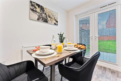 The Cerulean Manor, City Centre House, Large Drive, Free Parking, WiFi, Sofa Bed, Netflix Apartment in Coventry