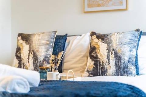 The Cerulean Manor, City Centre House, Large Drive, Free Parking, WiFi, Sofa Bed, Netflix Apartment in Coventry