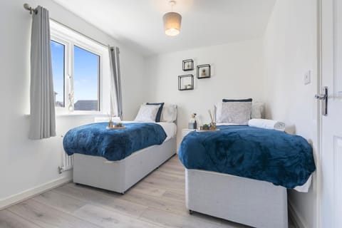 The Cerulean Manor, City Centre House, Large Drive, Free Parking, WiFi, Sofa Bed, Netflix Apartment in Coventry