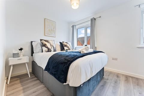 The Cerulean Manor, City Centre House, Large Drive, Free Parking, WiFi, Sofa Bed, Netflix Apartment in Coventry