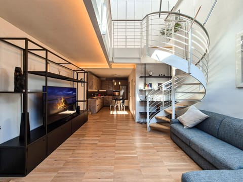 Communal lounge/ TV room, TV and multimedia, Lounge or bar, Seating area, stove