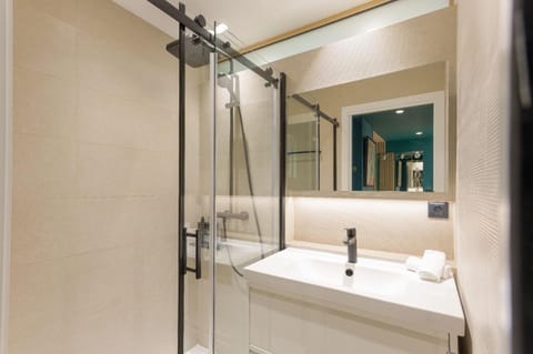 Shower, Bathroom, towels