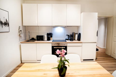 Coffee/tea facilities, Kitchen or kitchenette, Seating area, Dining area, oven, stove, stove, toaster, kitchen, kitchen