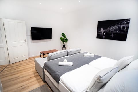 Bed, TV and multimedia, Photo of the whole room, Seating area, Evening entertainment, Bedroom, towels