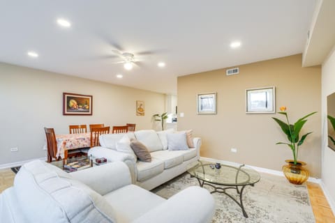 Steps to Shops and Eats Apt in Portage Park! Apartment in Chicago