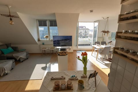 TV and multimedia, Seating area, Dining area