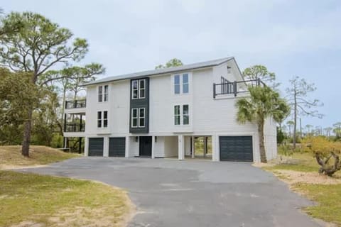 Canal- Bay Front family home 5-bedroom Sleeps 18 POOL coming soon Boat Dock House in Saint George Island