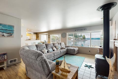 Seaside Sanctuary Beach House House in Hood Canal