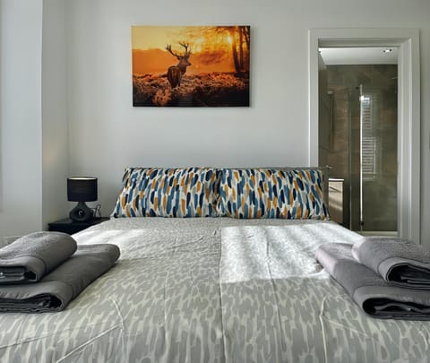 Bed, Bedroom, towels