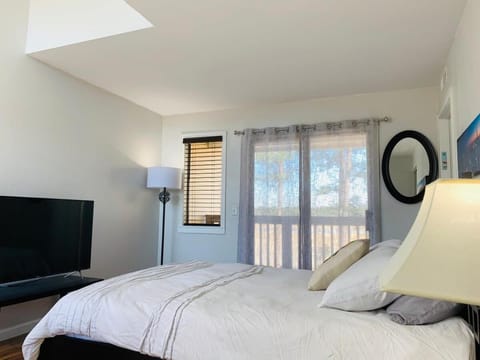 BAY TREE gorgeous condo in Little River House in Little River