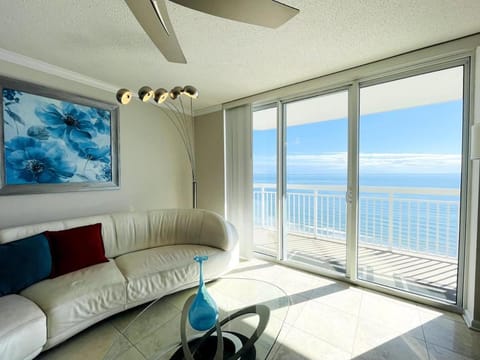 Luxury Large Ocean Front condo with pool North MB Apartment in Crescent Beach