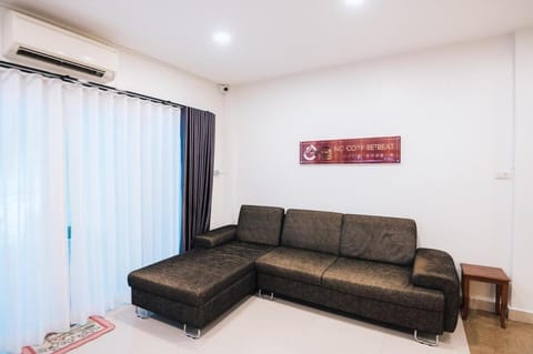 TV and multimedia, Living room, Seating area, air conditioner