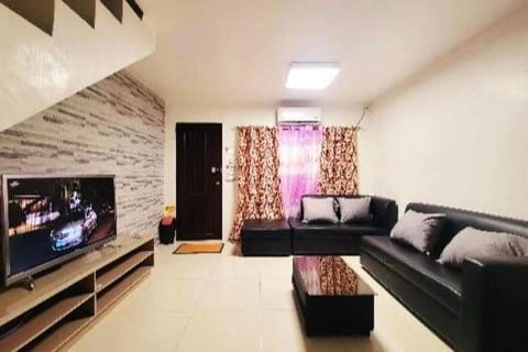 Communal lounge/ TV room, TV and multimedia, Living room, Seating area, Evening entertainment
