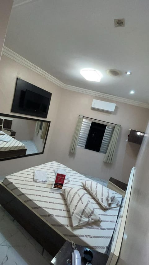 Bed, TV and multimedia, Photo of the whole room, Bedroom, towels, air conditioner