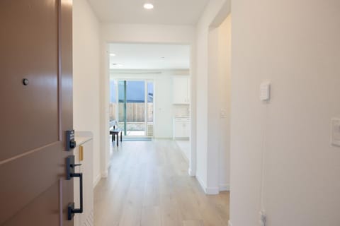 Modern Charming 4BR Home, Family Friendly, Office Space, Fast WiFi, Free Parking House in El Dorado Hills