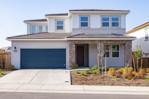 Modern Charming 4BR Home, Family Friendly, Office Space, Fast WiFi, Free Parking House in El Dorado Hills