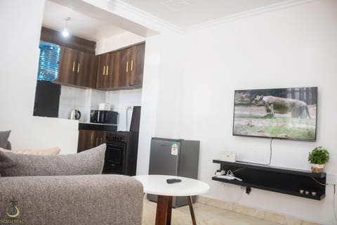 TV and multimedia, Kitchen or kitchenette, Living room, Seating area, Dining area