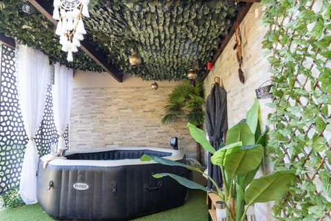 Patio, Horse-riding, Hot Tub, Hot Tub, Decorative detail, Sports, Breakfast, Continental breakfast, air conditioner