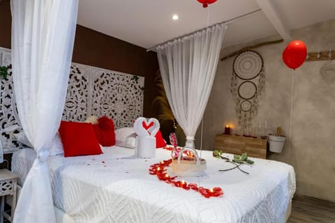 Bed, Photo of the whole room, Decorative detail, Bedroom, Breakfast